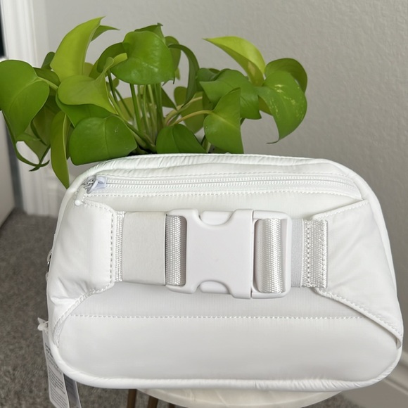 The Lululemon Everywhere Belt Bag Wunder Puff. - Picture 16 of 17
